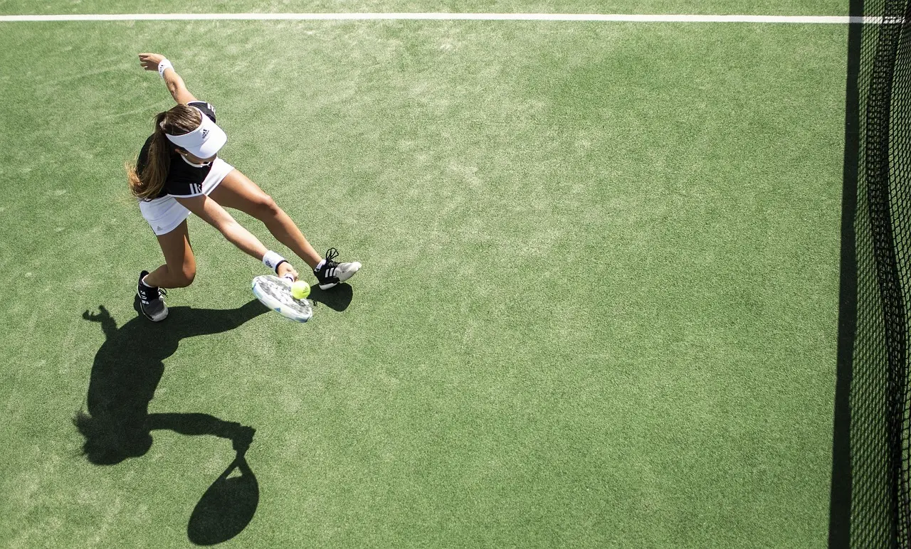 Tennisspiller i aktion set ovenfra
